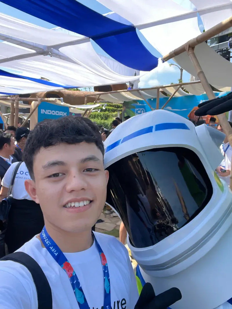 Rizki with the Indodax mascot