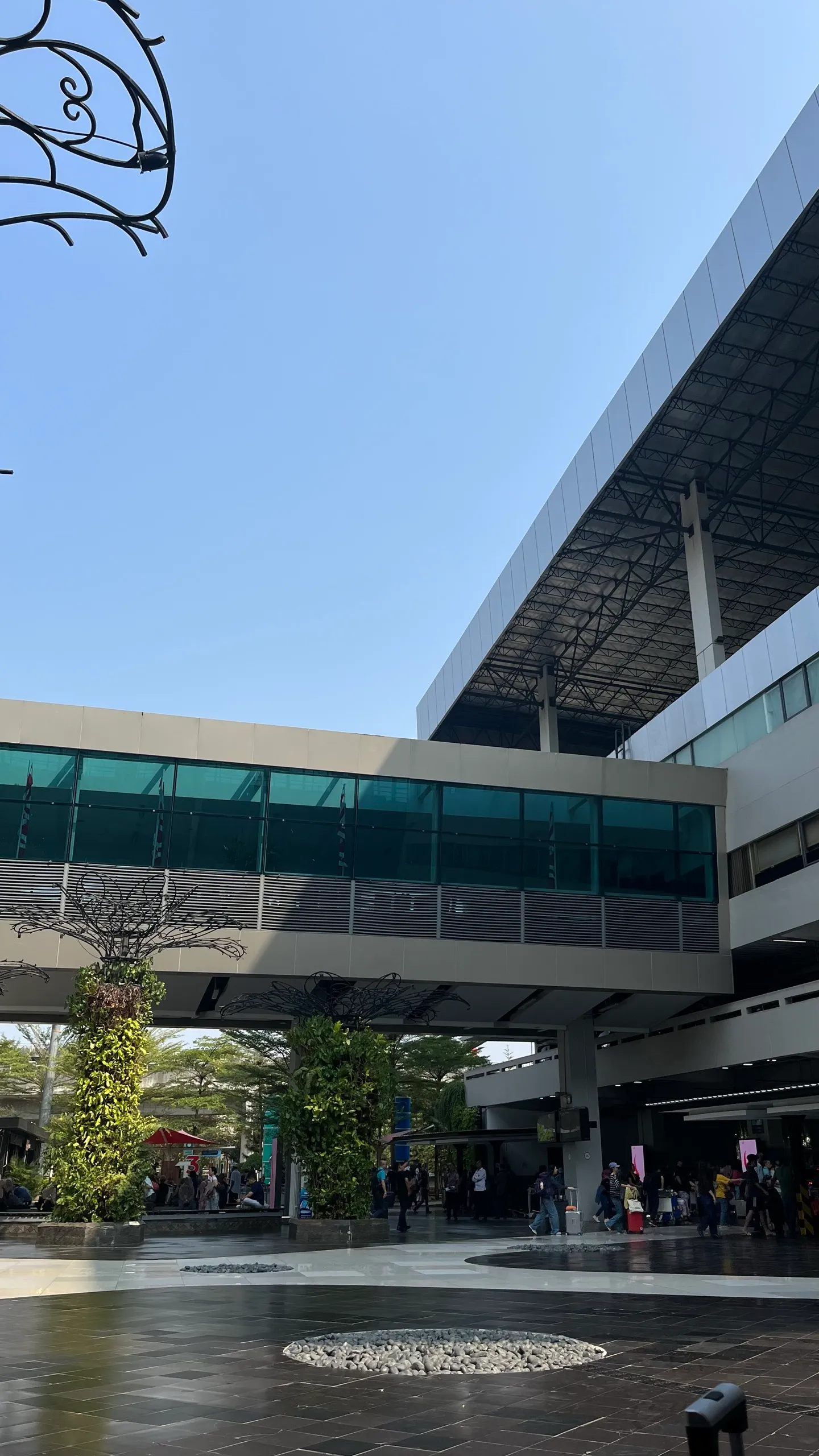Back at Soekarno-Hatta in daylight, no capsules involved this time