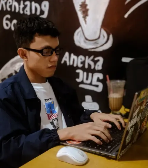 Rizki's portrait working from a cafe
